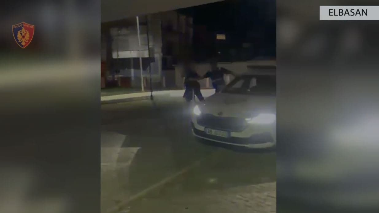 I morën me dhunë celularin një personi, një i arrestuar dhe një i shpallur në kërkim në Elbasan