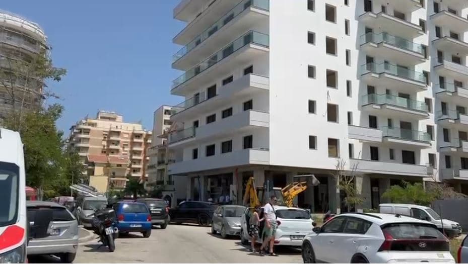 Punonte si roje në një pallat në ndërtim në Lungomare, gjendet i varur një person në Vlorë