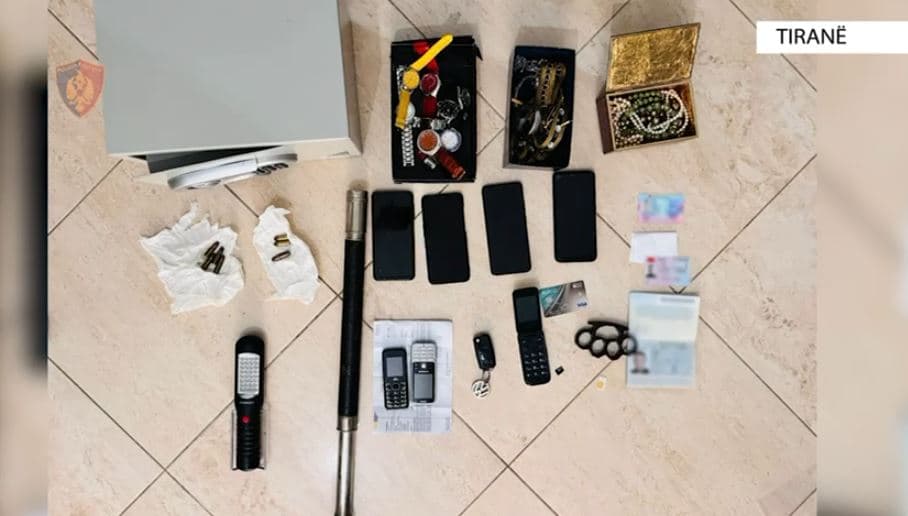 Vidhte sende me vlerë, celularë dhe para, në makina dhe stacione autobusësh, arrestohet një person në Tiranë