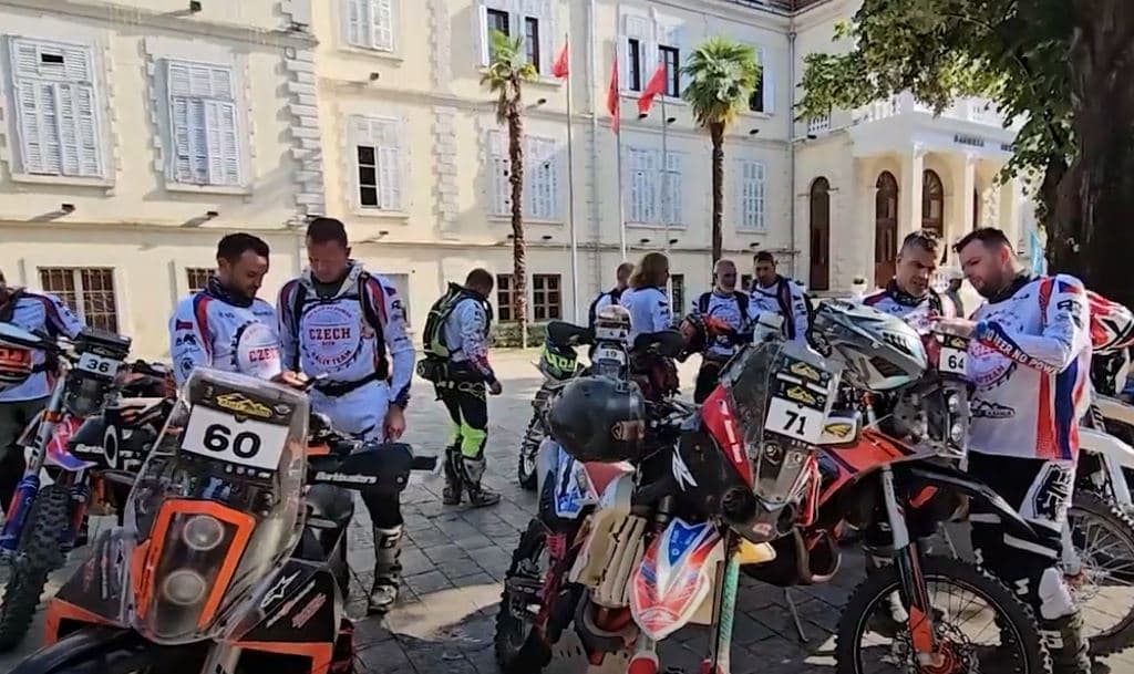 Gara motorike në Shkodër/ Dhjetëra pjesëmarrës përshkojnë terrenet e vështira (VIDEO)