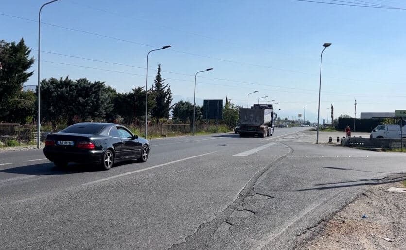 Lezhë/ Policia qëllon drejt një automjeti, ndalohet një person