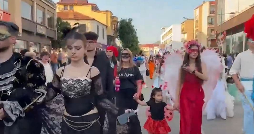 Atmosferë karnavalesh në Korçë/ 400 personazhe parakaluan gjatë mbrëmjes (VIDEO)