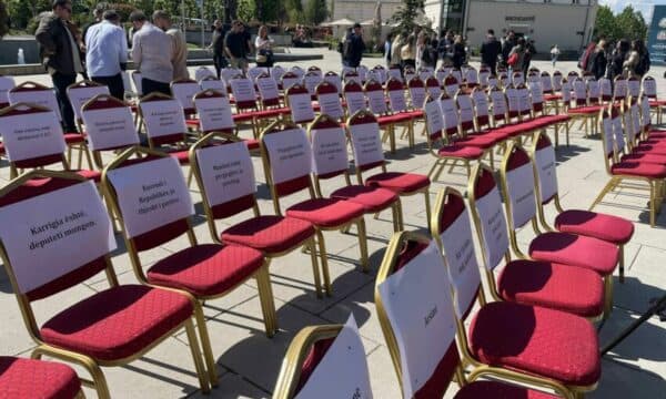 “Karrigia është, deputeti mungon”/ Aksion kundër moskonstituimit të Kuvendit të Kosovës