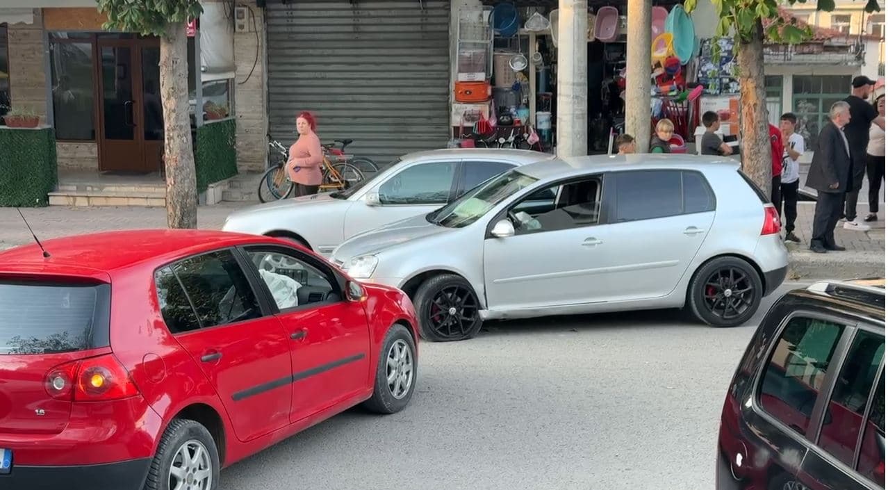 Aksident i trefishtë në Pogradec, dëmtime materiale për makinat