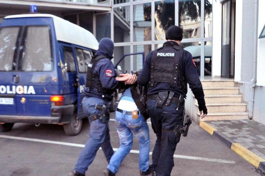 Arrestohet i kërkuari për shitje të lëndëve narkotike në Tiranë, në kërkim edhe gjashtë të tjerë