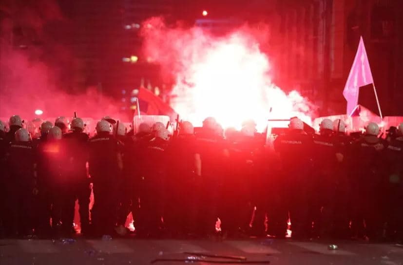 Përleshje në protestën e studentëve në Beograd, shtatë të arrestuar dhe gjashtë oficerë të plagosur
