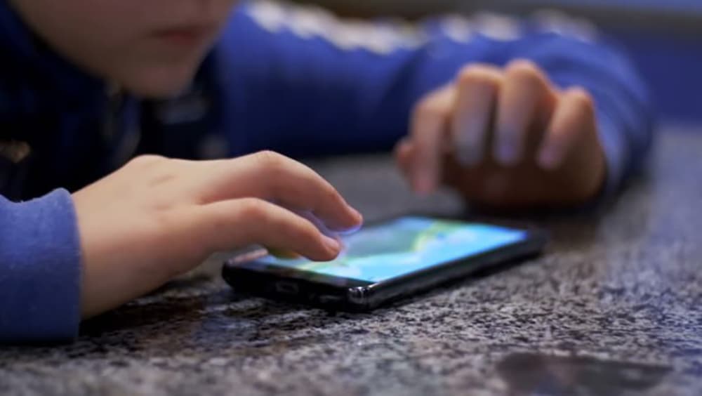 Alarmi i OECD-së: 17% e fëmijëve janë nervozë nëse nuk kanë smartphone ose tablet