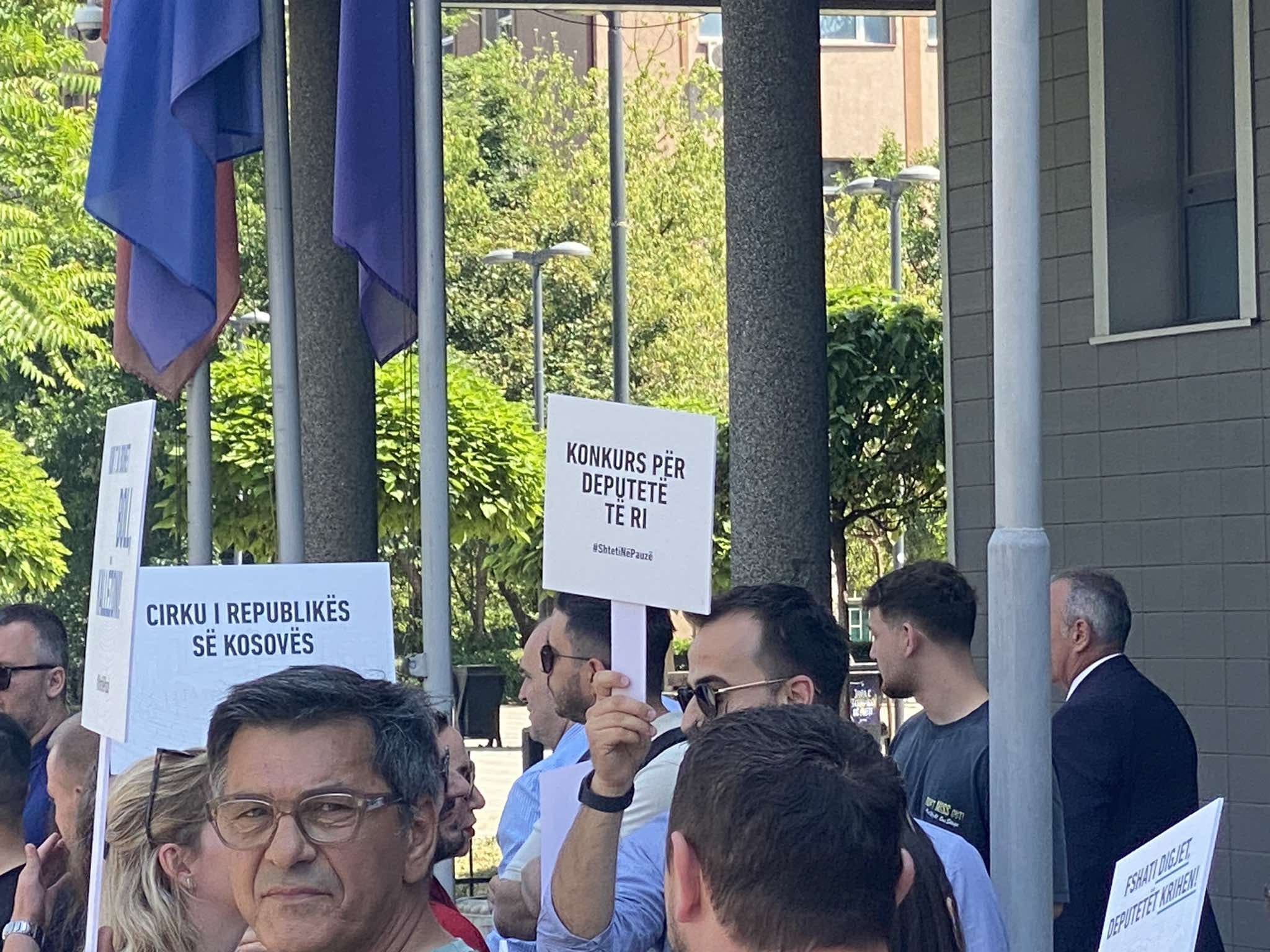   Dështon edhe tentativa e 37-të/ Përfaqësues të shoqërisë civile protestojnë para Kuvendit të Kosovës