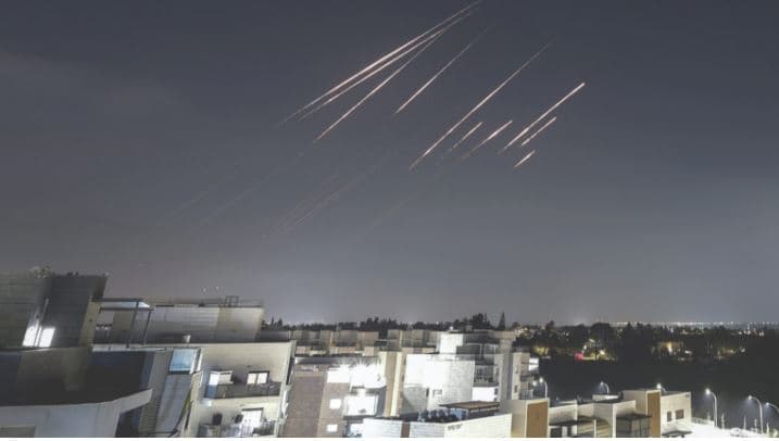   Raketat iraniane shkaktojnë 10 viktima në Izrael ndërsa sulmet izraelite godasin depot e naftës në Teheran