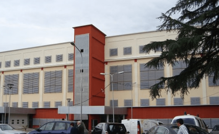 Qëllon me pistoletë me gogla mjeken e QSUT dhe përplas makinat e policisë, arrestohet një person në Tiranë
