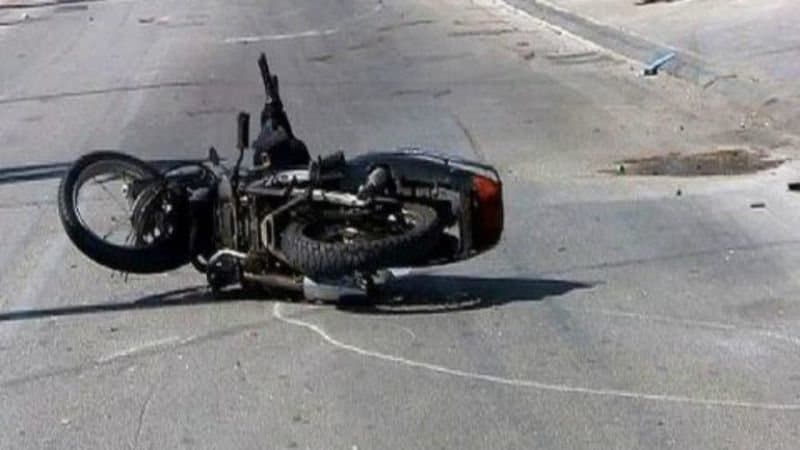 Makina përplas motorin në Divjakë, humb jetën 15-vjeçari