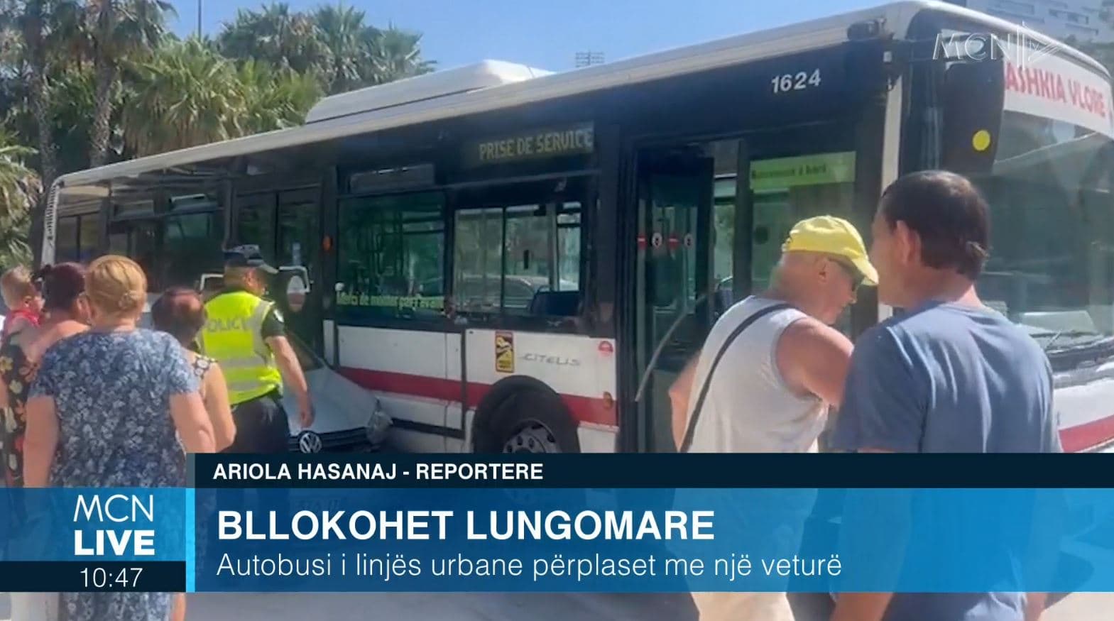 Autobusi përplaset me makinën në Vlorë, bllokohet qarkullimi në Lungomare (VIDEO)
