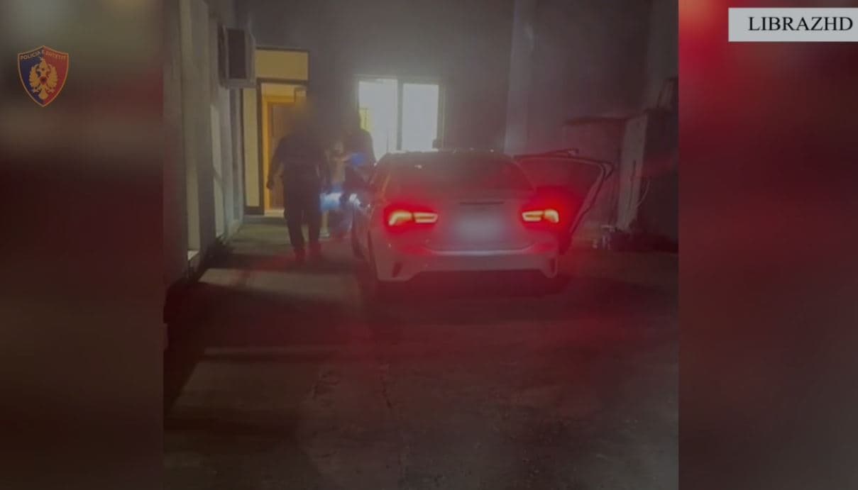 Tenton të djegë me benzinë fqinjin, arrestohet i riu në Librazhd