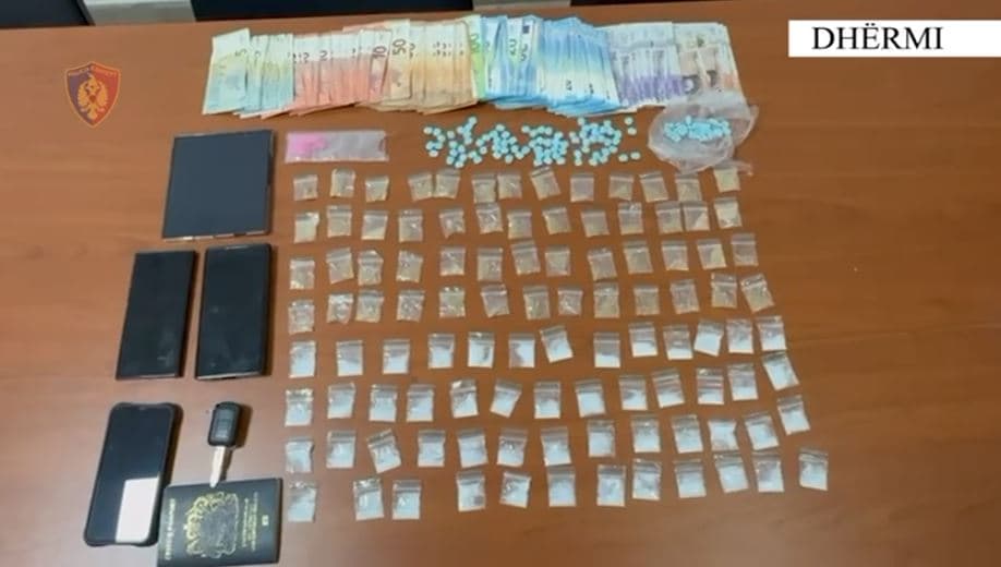 Shpërndanin doza MDMA, ketaminë dhe ekstazi në lokalet e bregdetit të Jugut, arrestohen dy anglezë 