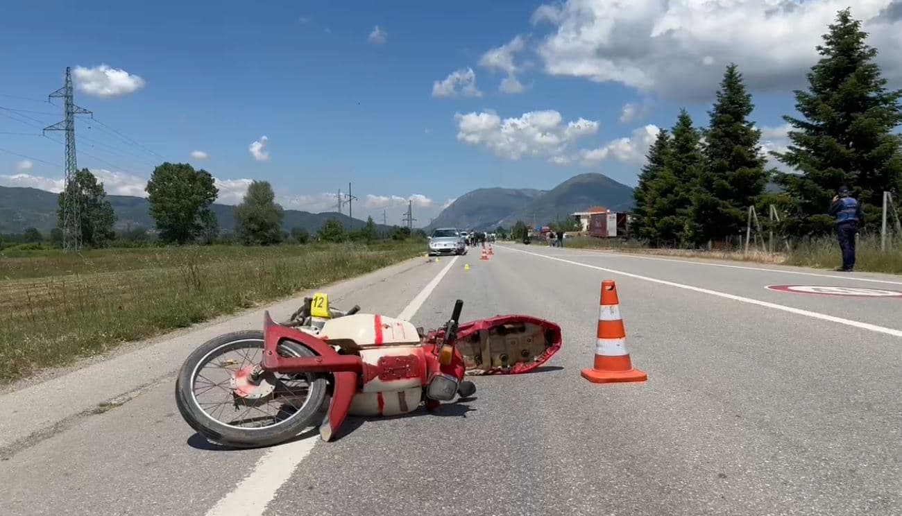 Makina përplaset me motorin, humb jetën një person në Bilisht
