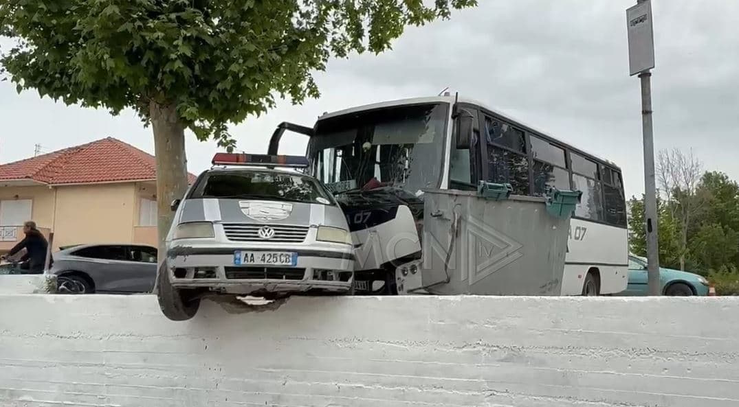 Autobusi përplaset me makinën e policisë bashkiake në Fier, lëndohen 4 persona