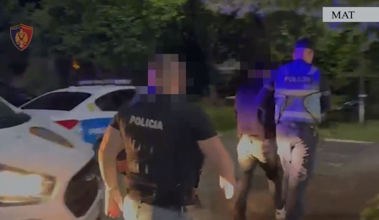 I vunë zjarrin një makine në Burrel, një në pranga dhe një në kërkim