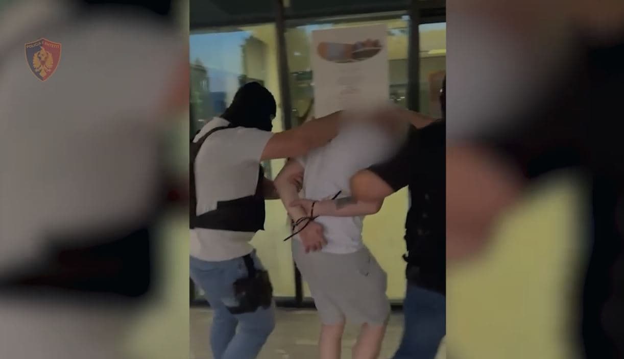 U tentua të kamuflohej autori i aksidentit me vdekje në Laç, arrestohet i dyshuari, në pranga dhe një tjetër
