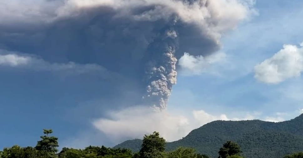 Vullkani shpërtheu tetë herë brenda javës, Indonezia ngre alarmin në nivelin më të lartë