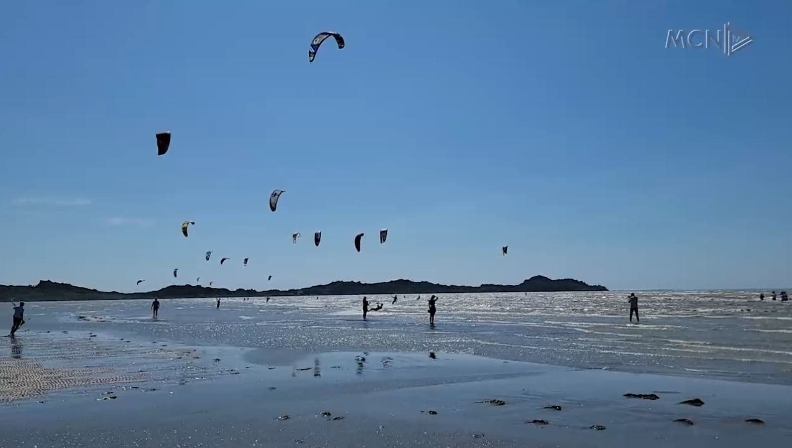 Kitesurf, për herë të parë në Shqipëri/ Mbi 30 sportistë japin shfaqje mbi ujë (VIDEO)