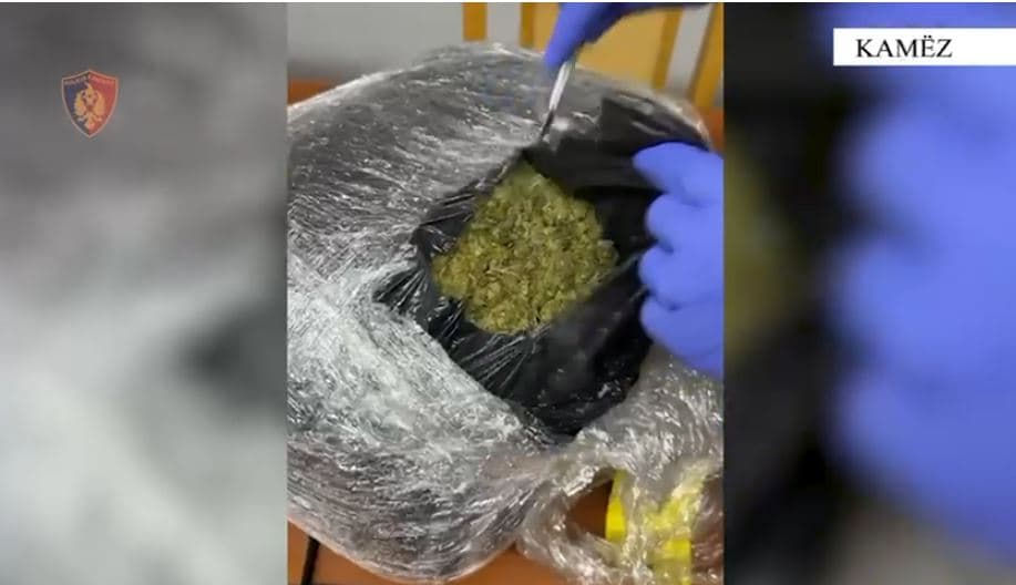 Në makinë me 5 kg kanabis gati për shitje, arrestohen dy transportuesit dhe tre shoqëruesit