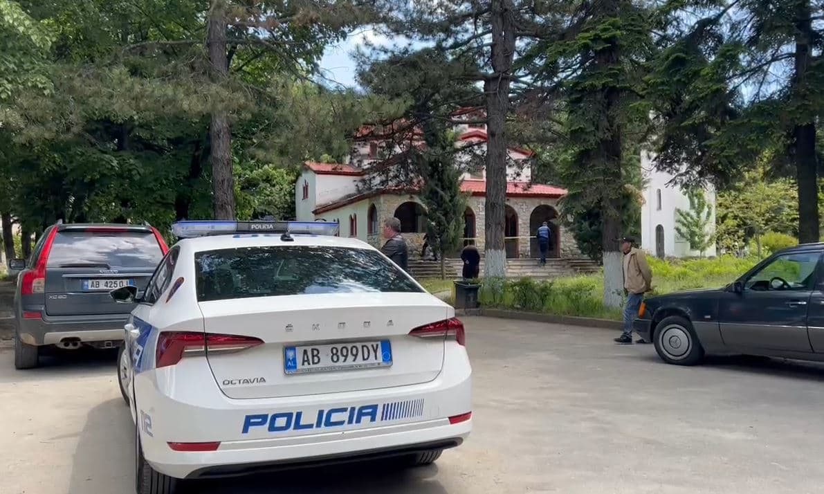 Ra aksidentalisht nga çatia e kishës në Korçë, prifti dërgohet me urgjencë në spital
