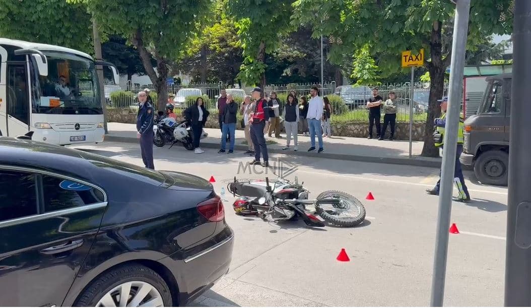  Aksident në Korçë/ Përplaset motori me makinën, plagoset drejtuesi i motomjetit