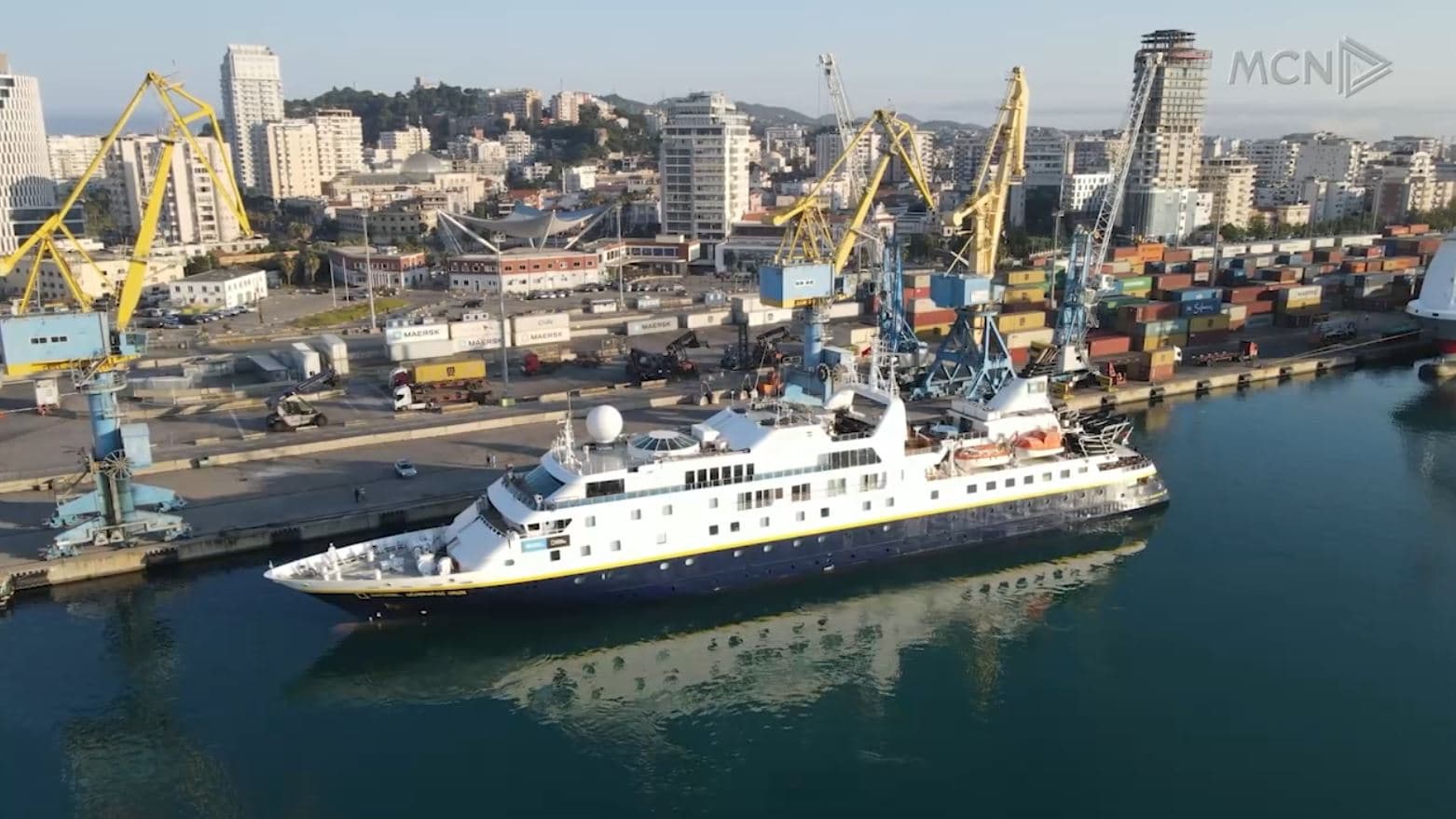Kroçera luksoze ankoron në Durrës/ Një kapitull i ri për turizmin elitar në Shqipëri (VIDEO)
