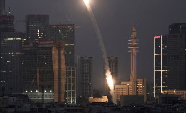 Izraeli dhe Irani shkëmbejnë sulme raketore, shpërthime në disa qytete kryesore
