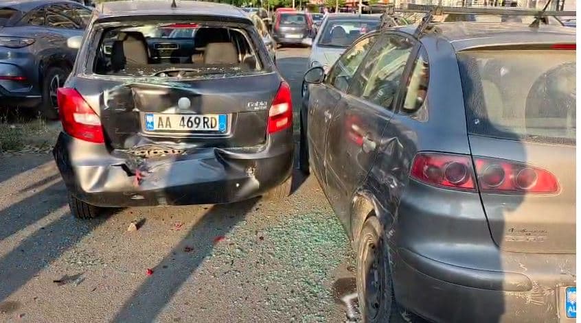 Makina përfundon në parking dhe përplas automjete të tjera në Lezhë 
