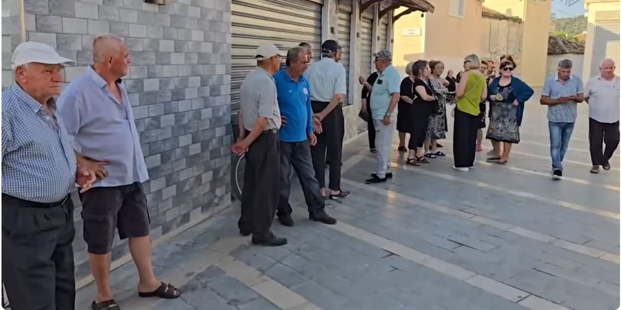 Narta në krizë për ujë, 80 banorë protestojnë dhe kërkojnë zgjidhje urgjente