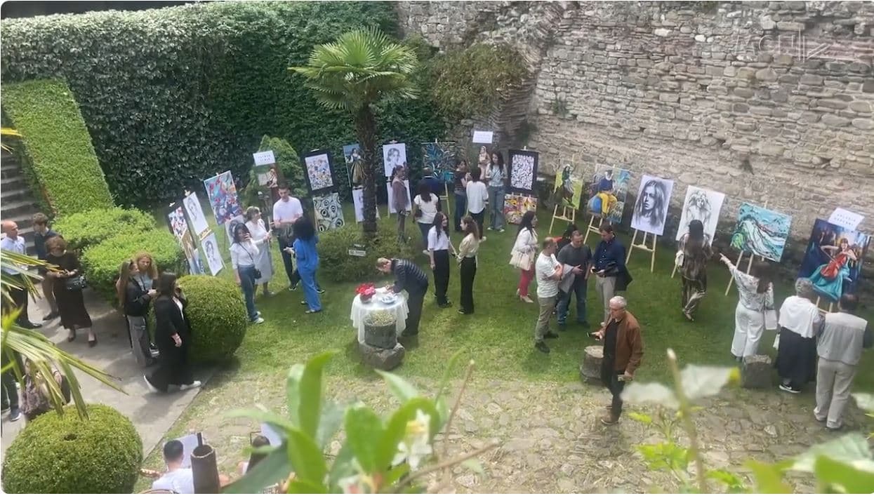 “Ngjyra që flasin” mbi kala. Nxënësit e “Onufrit” shpalosin artin në Elbasan