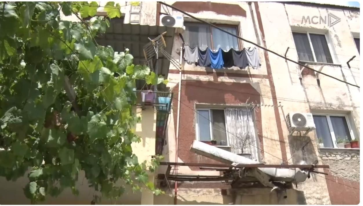 Banorët tek “Jordan Misja” në protestë. “Pallatit i del pronari, do bëjmë vetëgjyqësi”