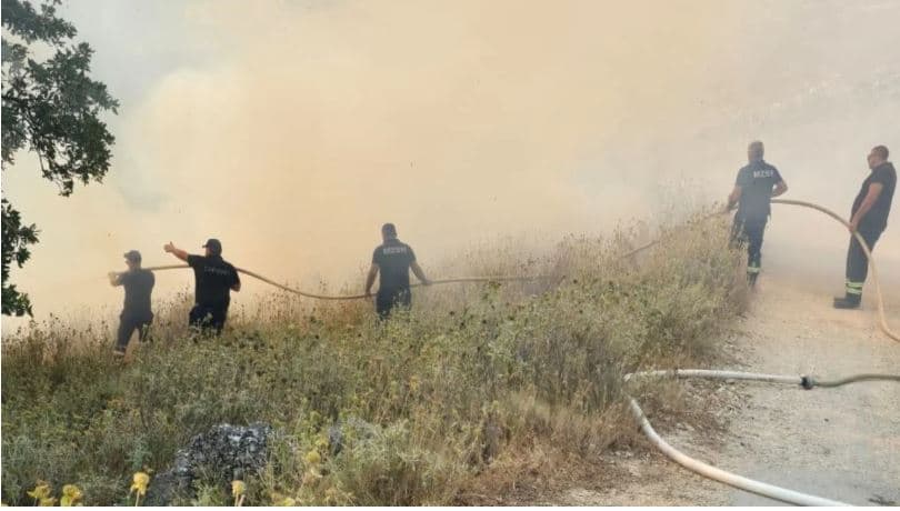 Zjarri në Pilur të Himarës/ Digjen rreth 650 hektarë, vijon ndërhyrja nga toka