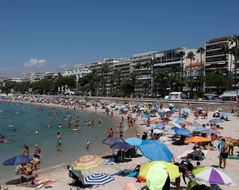 Drejt “gjeneratës pa duhan”, Franca zbaton ndalimin e pirjes së duhanit në plazhe dhe parqe 
