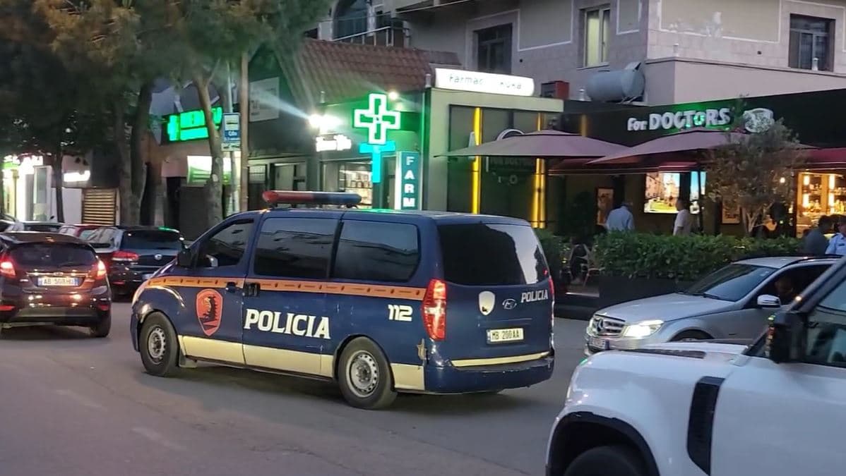 Hapi zjarr në drejtim të makinës ku ndodhej 36-vjeçari dhe dy të mitur, identifikohet autori