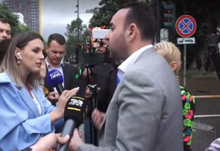 Tensioni me deputetët e PD, reagon gazetarja: Balliu ndërhyri për të qetësuar