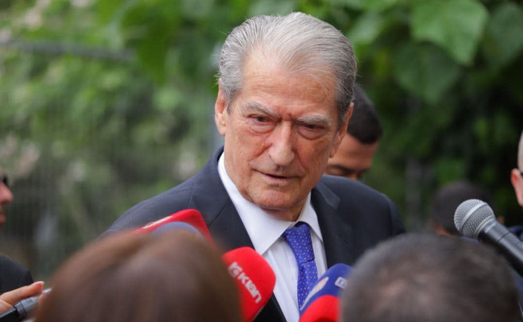 Berisha: Dumani po lobon fort për të ndryshuar Kushtetutën për karrigen e tij