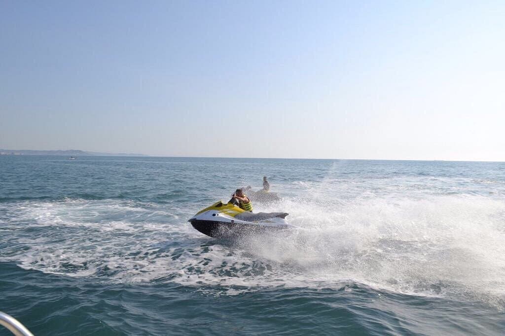21-vjeçari belg humb kontrollin mbi "Jet Ski", bie në det, dërgohet në gjendje të rëndë në Spitalin e Traumës