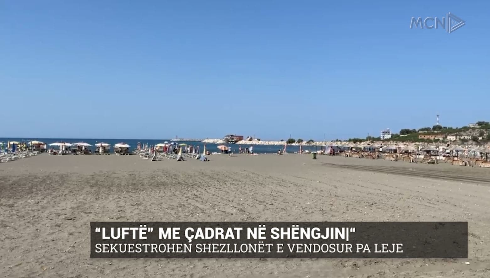 “Luftë” me çadrat në Shëngjin/ Sekuestrohen dhjetëra shezlongë të vendosur pa leje (VIDEO)