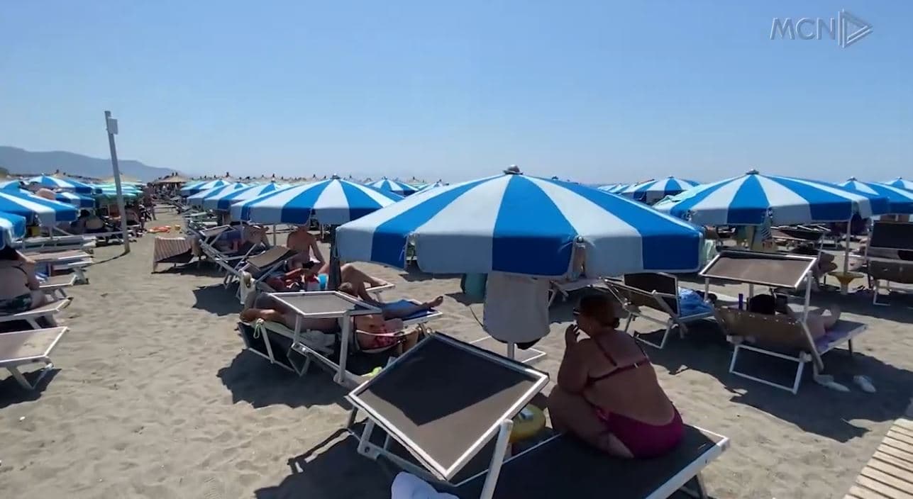 A po respektohet distanca në plazhe?/ Shezlongë afër detit dhe ngjitur me njëri-tjetrin (VIDEO)
