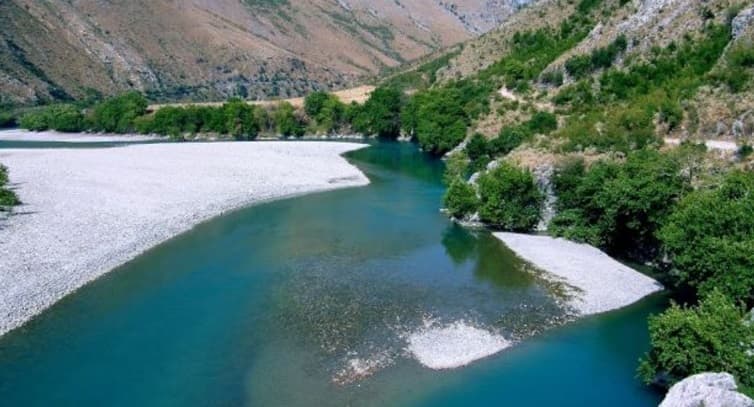 6-vjeçari nga Peqini humb jetën në lumin Shkumbin