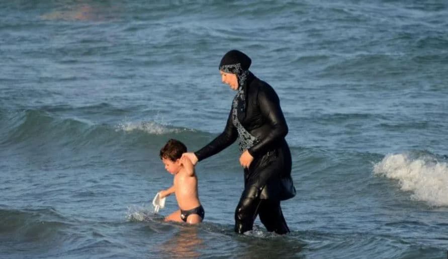 Siri, qeveria urdhëron që gratë të veshin burkini në plazhet publike