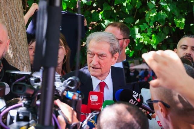 Sali Berisha paraqitet në SPAK (VIDEO)