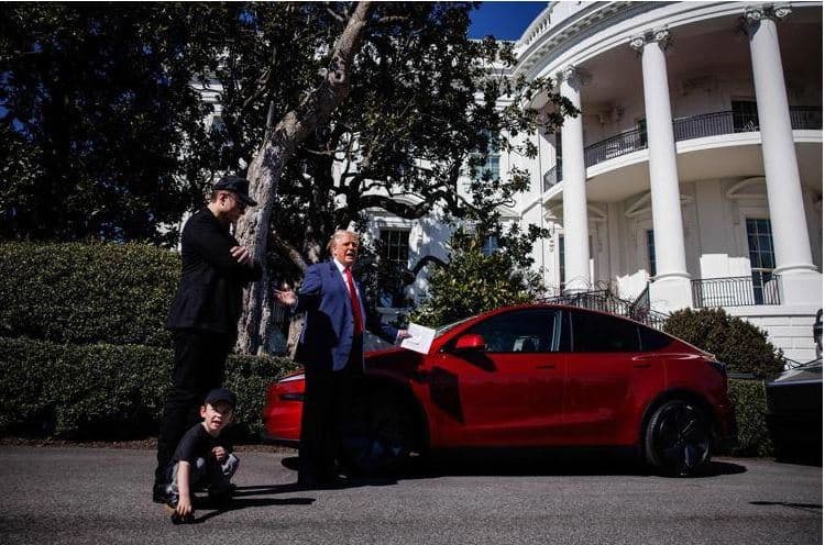Musk humbet 33 miliardë dollarë pas përplasjes me Trump, Presidenti mendon të shesë Teslën e kuqe 