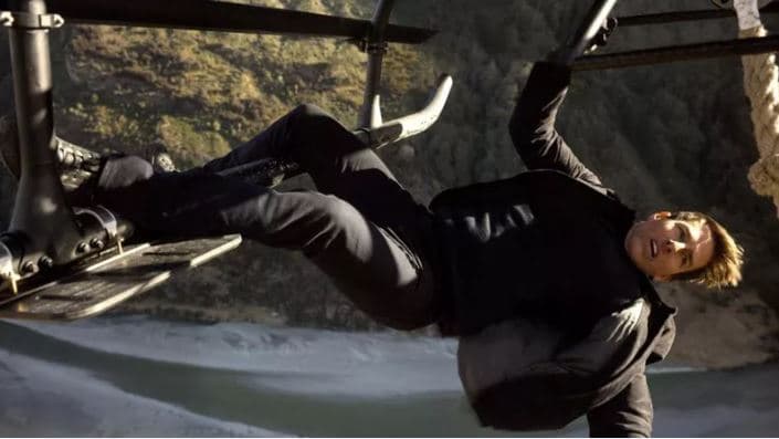 Tom Cruise thyen rekordin Guinness për kërcimet me parashutë gjatë “Mission Impossible”