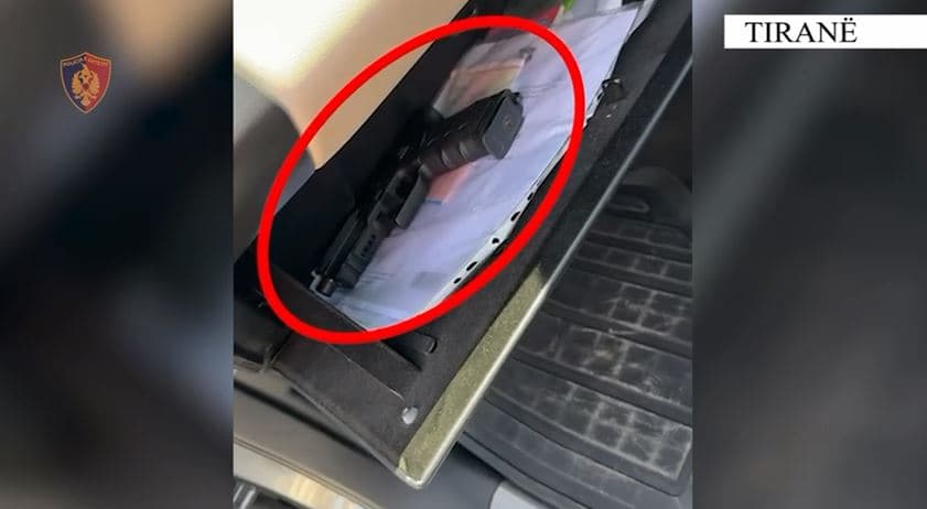 Kapet me pistoletë në makinë 28-vjeçari, shpallen në kërkim dy persona 