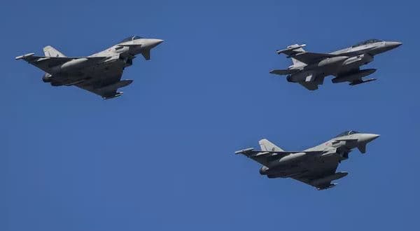 Polonia ngre avionët luftarakë në gatishmëri për shkak të sulmit rus në Ukrainën Perëndimore
