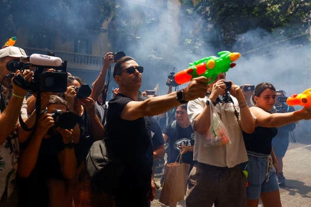 Protesta kundër mbipopullimit të turistëve në Europën Jugore/ Banorët e Barcelonës kërkojnë kufizime 