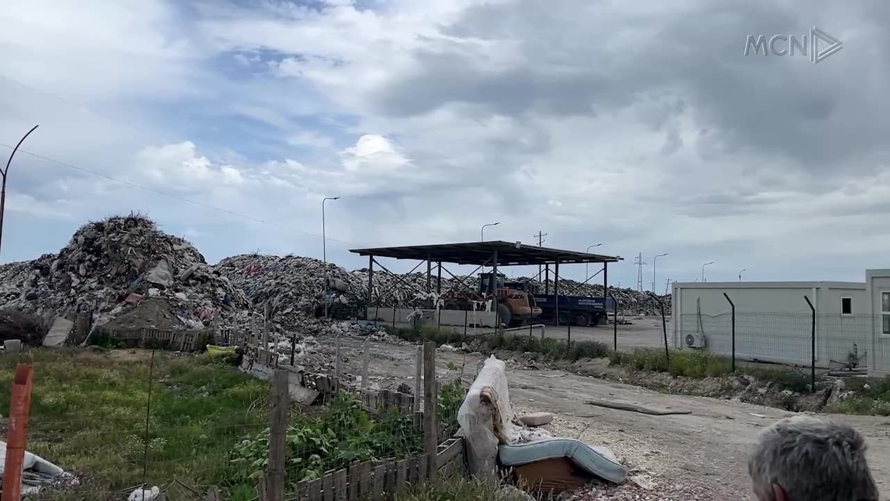 Mbetjet “pushtojnë” fushat e Vlorës / Landfilli i Sherishtës ende jashtë funksionit (VIDEO)